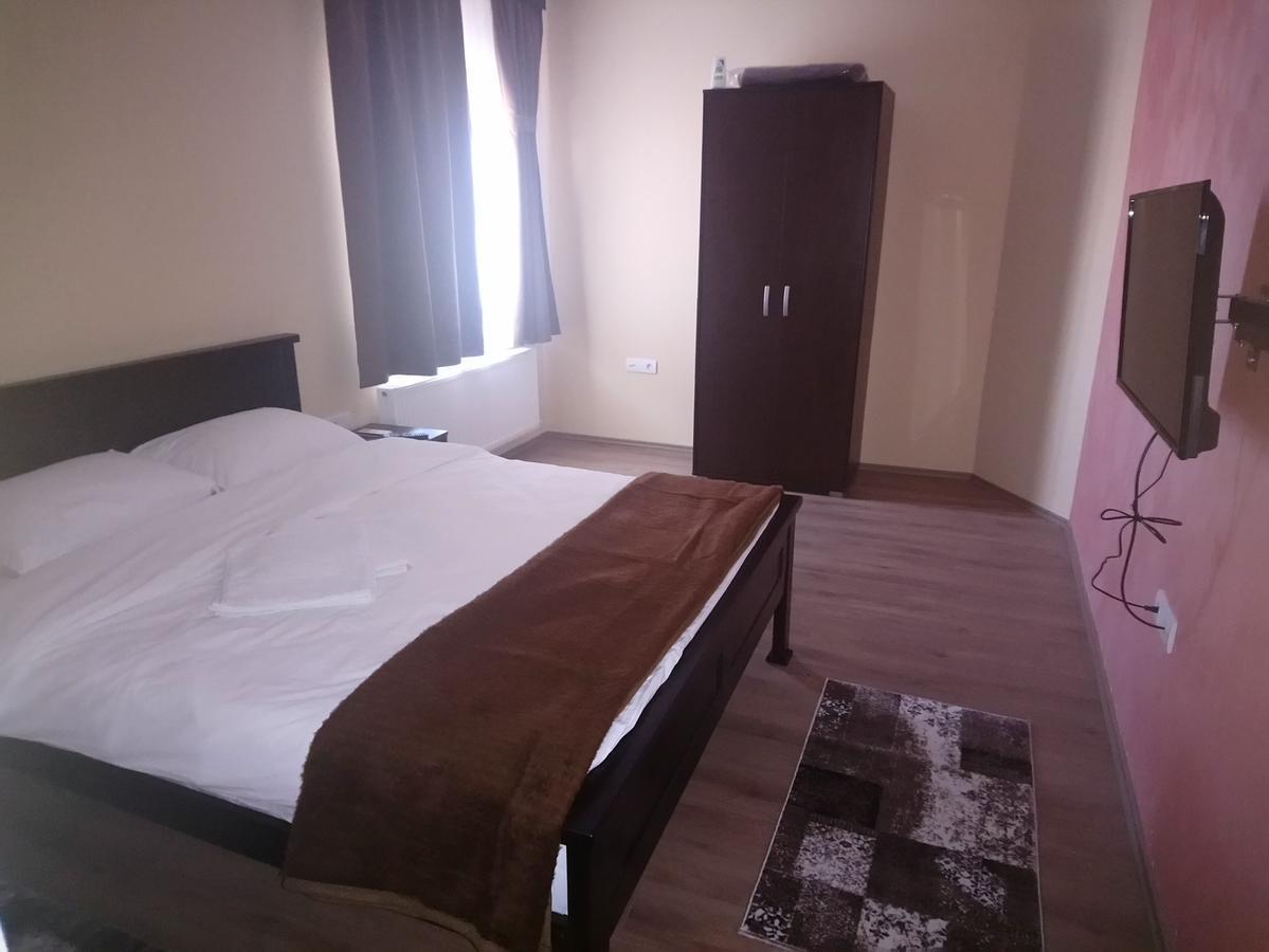Prenociste Hrast Hostel Paracin Ngoại thất bức ảnh