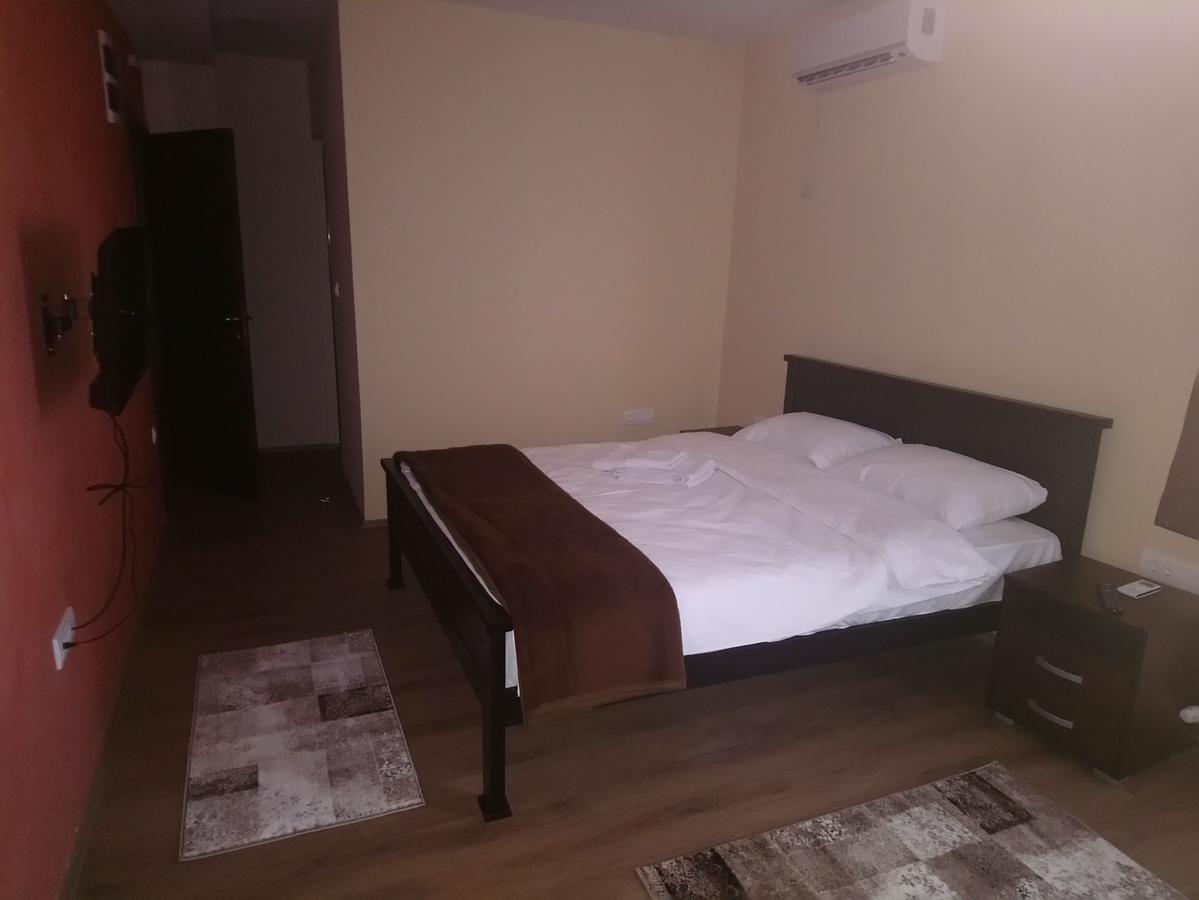 Prenociste Hrast Hostel Paracin Ngoại thất bức ảnh